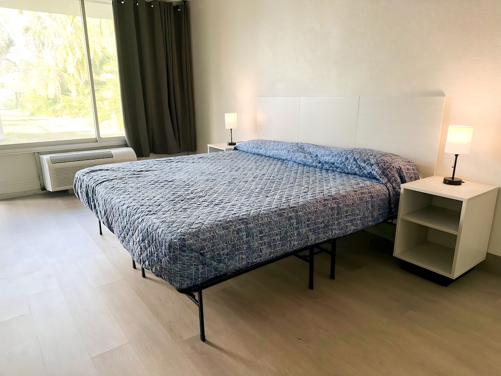 Deluxe Studio, 1 King Bed photo 2