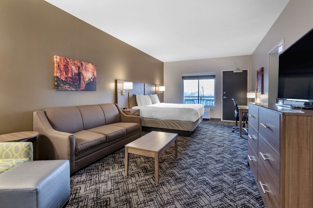 Family Suite, Multiple Beds, Non Smoking, Refrigerator & Microwave photo 3