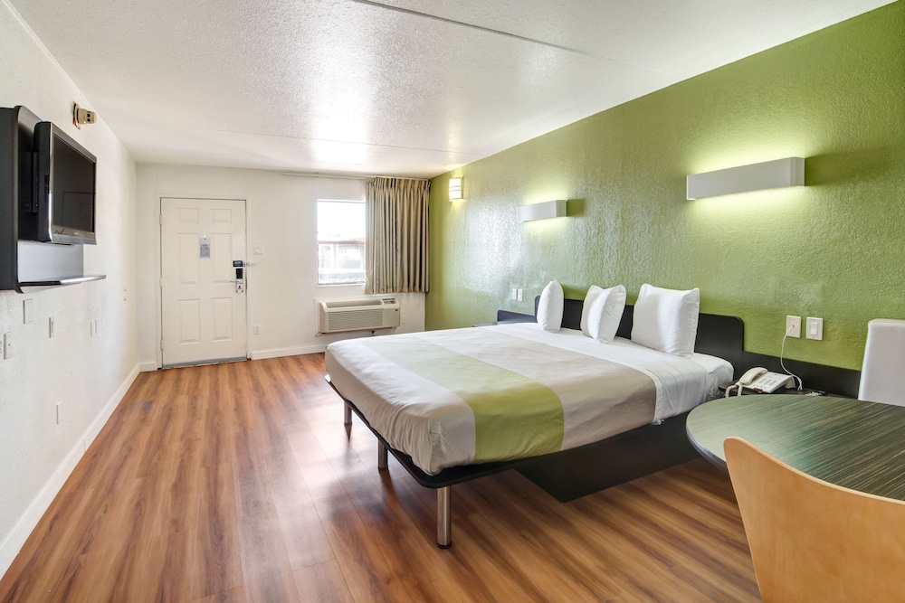 Standard Room, 1 King Bed, Smoking