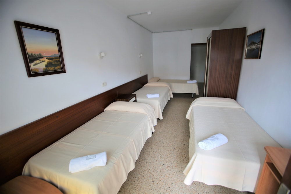 Family Quadruple Room, Multiple Beds photo 2