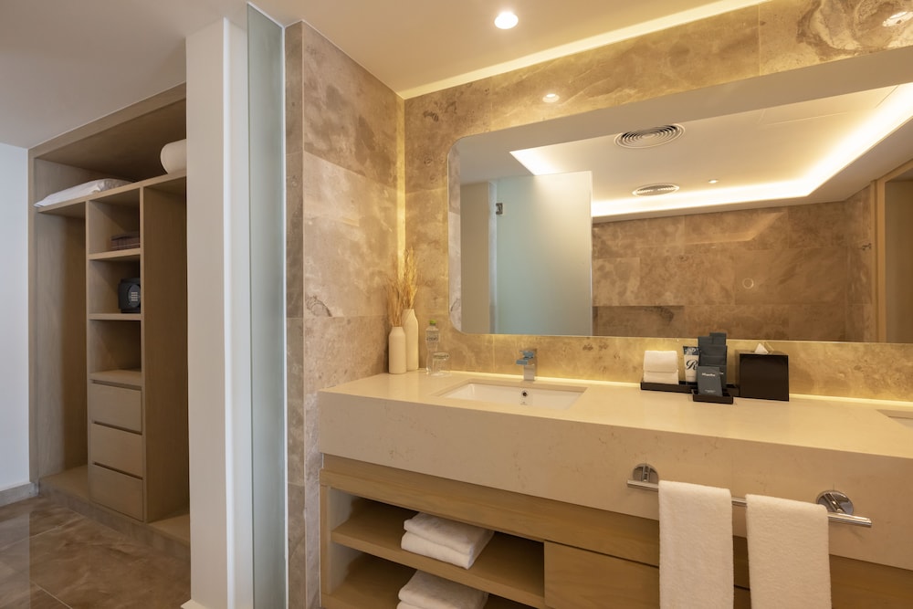 Luxury Chairman Two Bedroom Suite Ocean Front Diamond Club - Photo 11