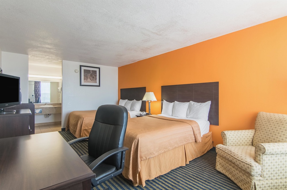 Deluxe Room, 2 Double Beds, Accessible, Smoking photo 3