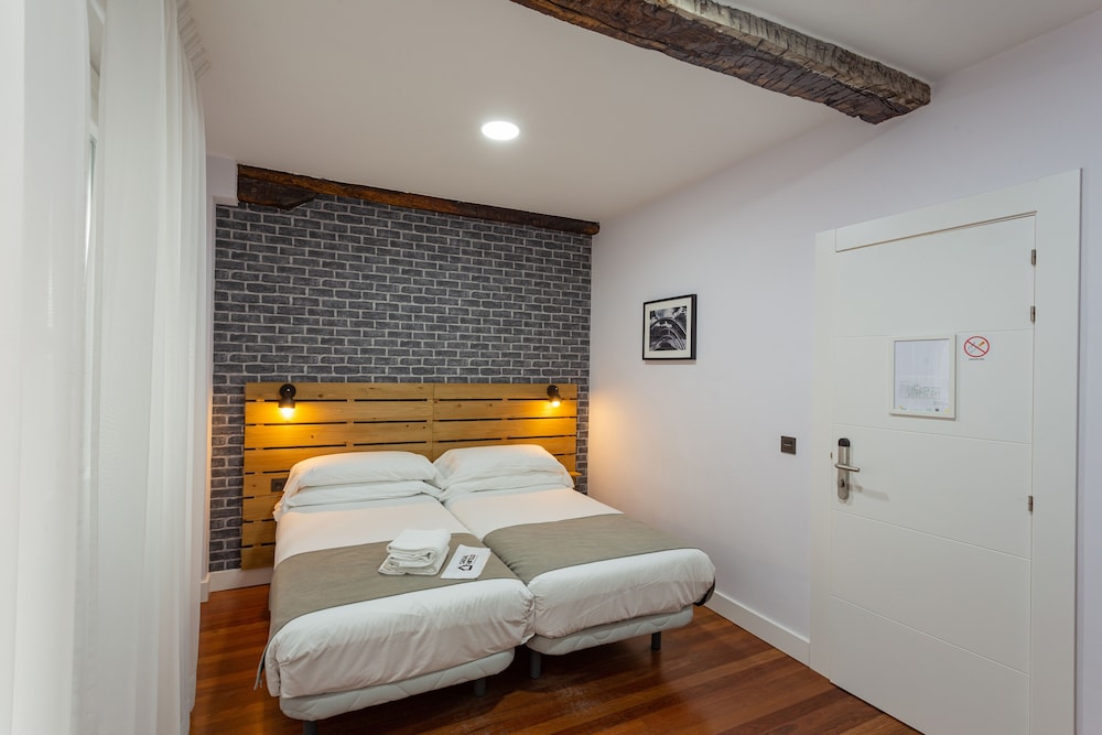 Twin Room - Photo 5