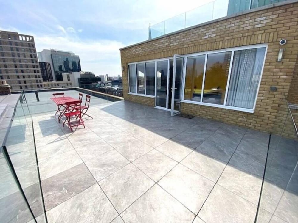 Private 4-Bed Room with Rooftop Terrace