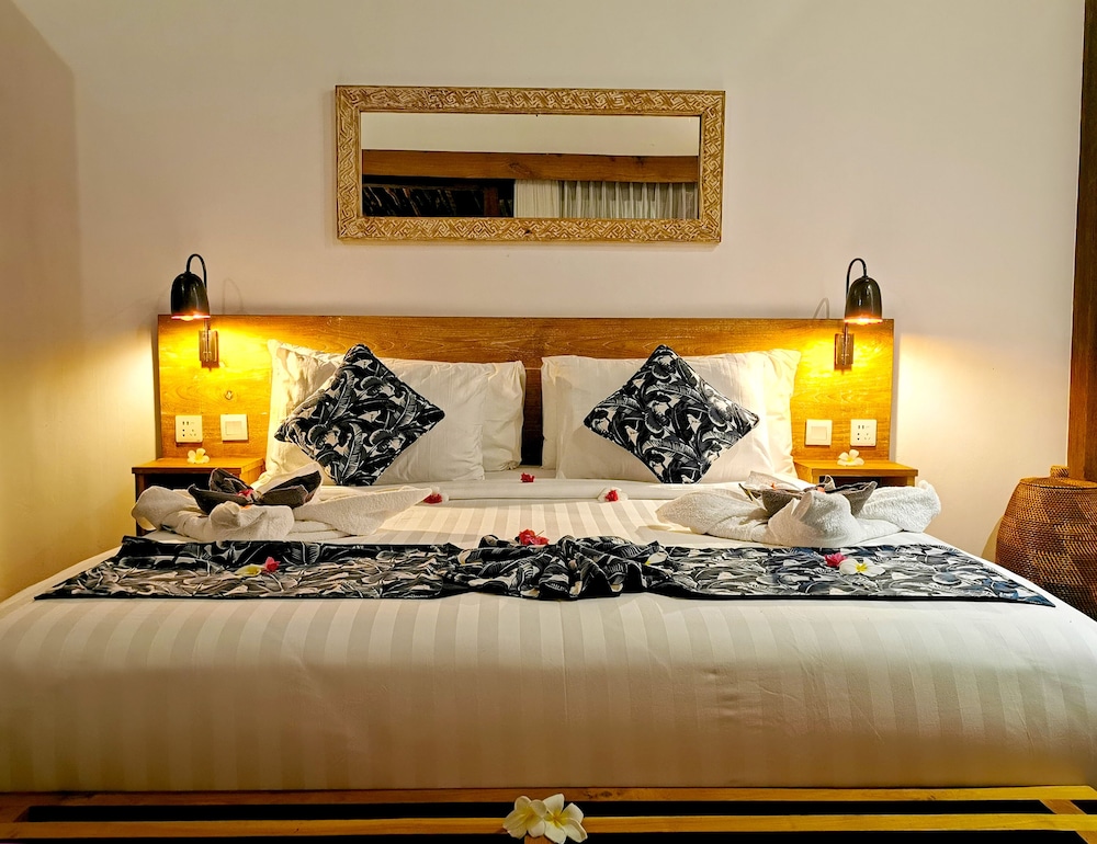 Deluxe Beachfront Bungalow photo 2