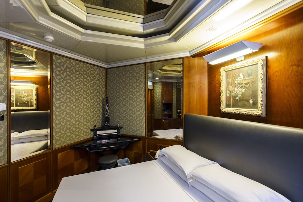 Standard Single Room thumbnail 6