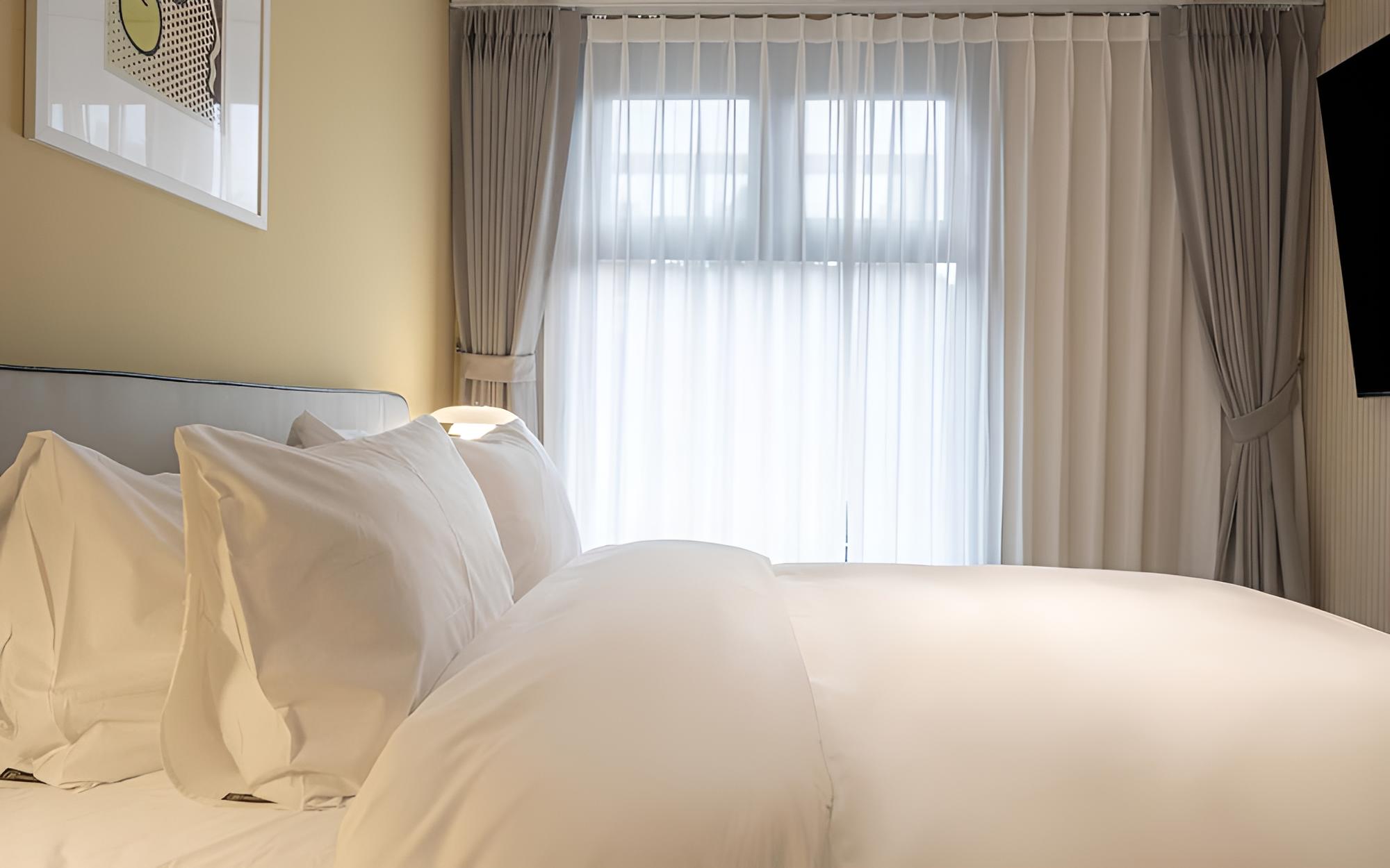 Room (Suite B (sofa bed king size bed Netfl)