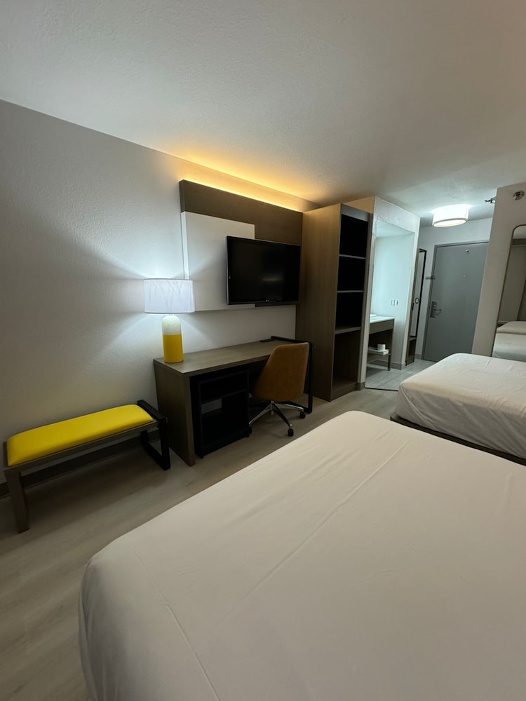 Standard Room, 2 Queen Beds, Non Smoking - Photo 22