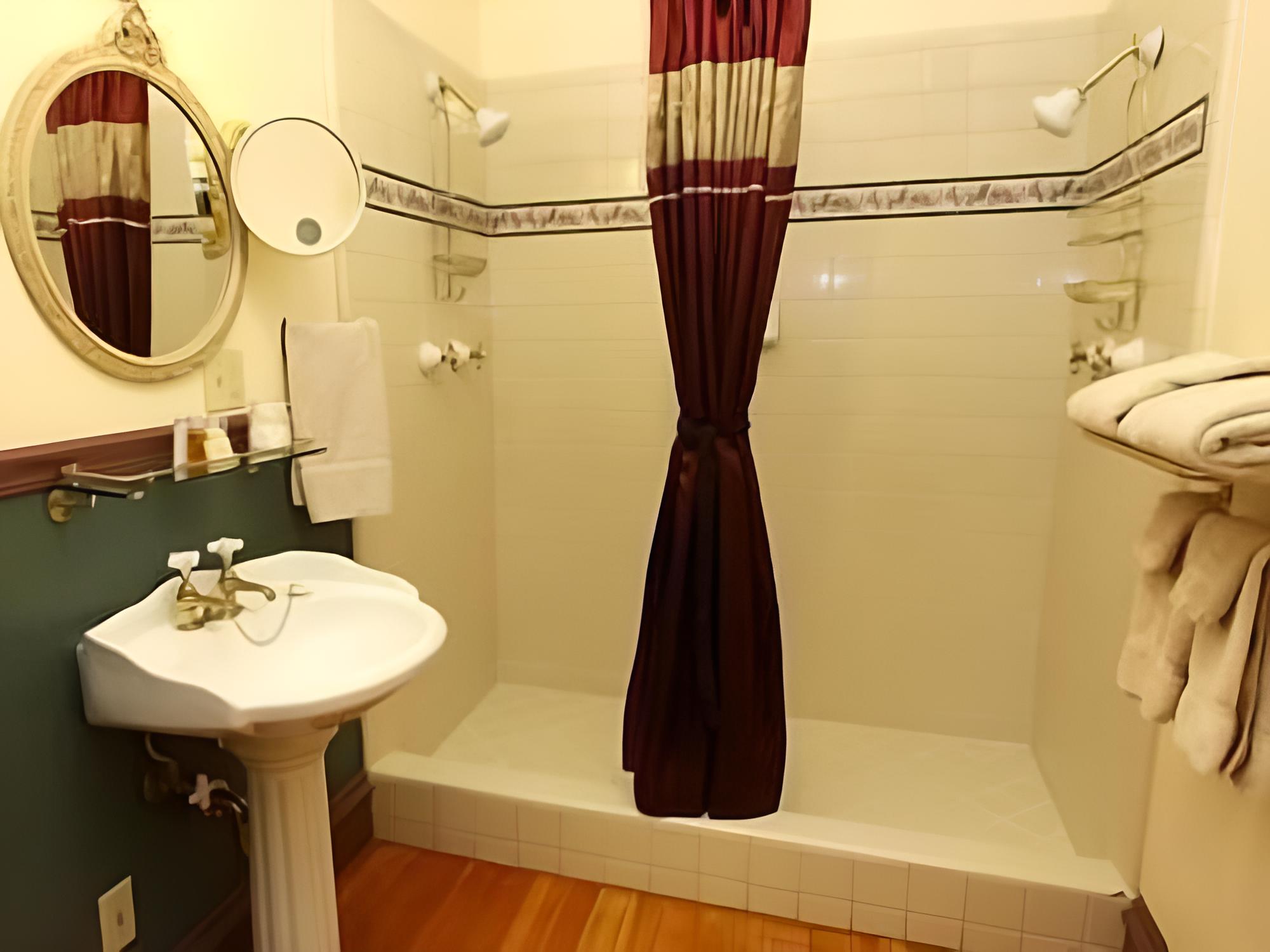 #11 Historic Queen Room photo 1