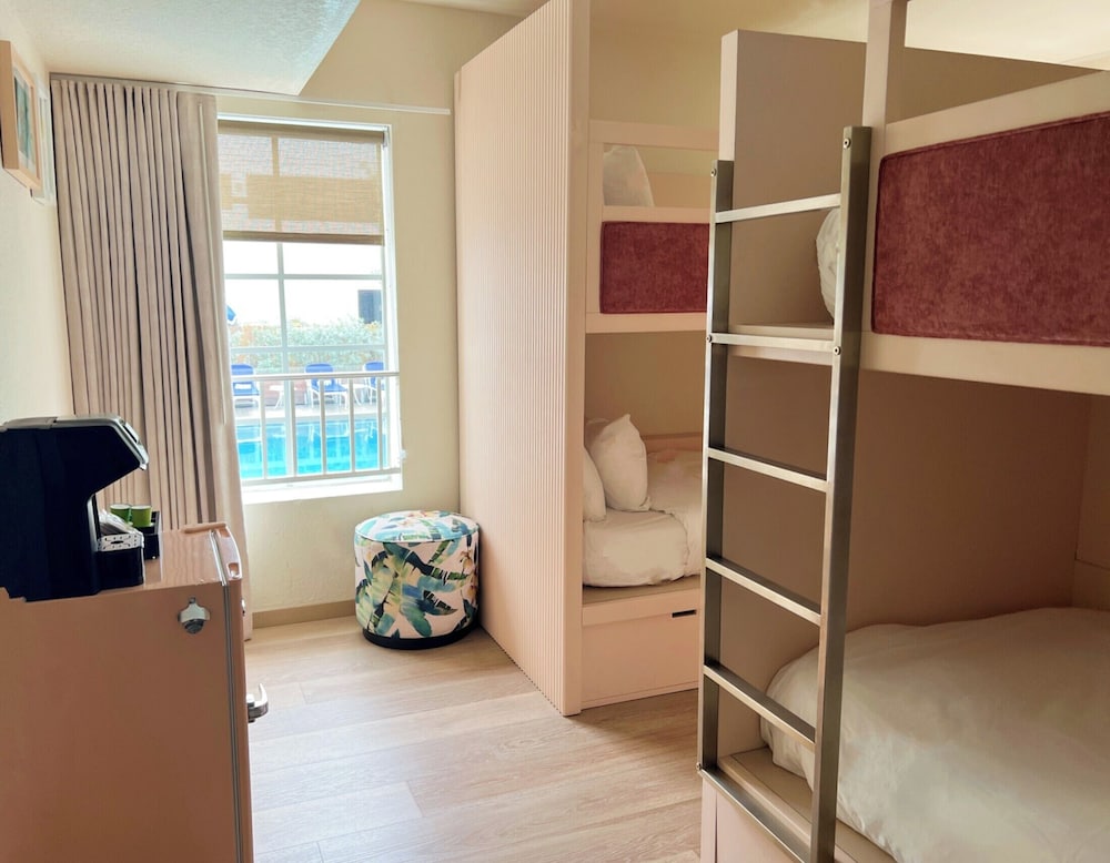 Deluxe Shared Dormitory, Mixed Dorm, Pool View
