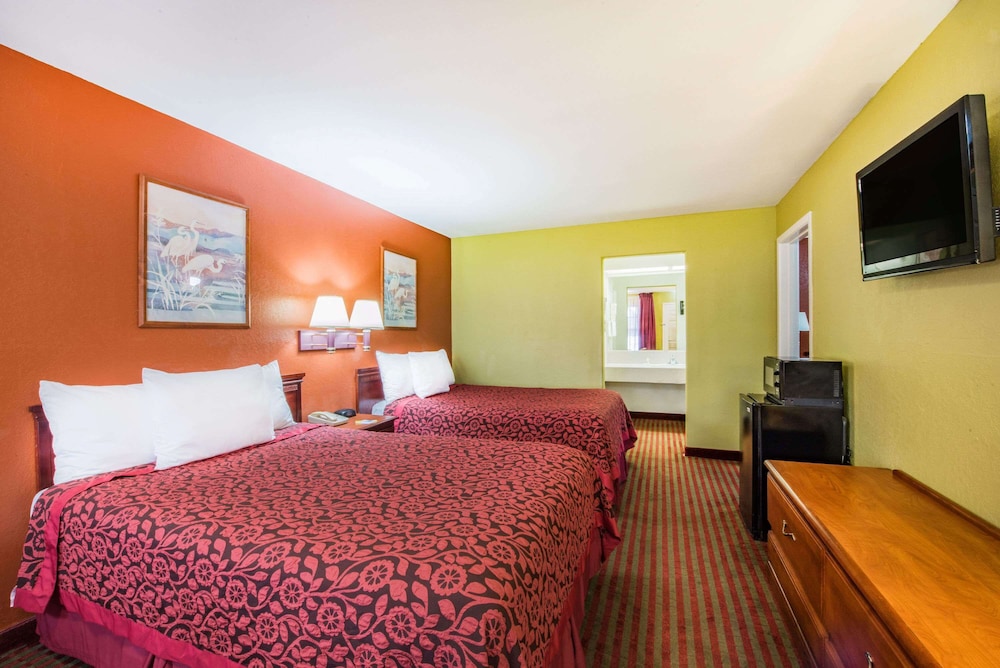 Room, Non Smoking (Multiple Beds) - Photo 3