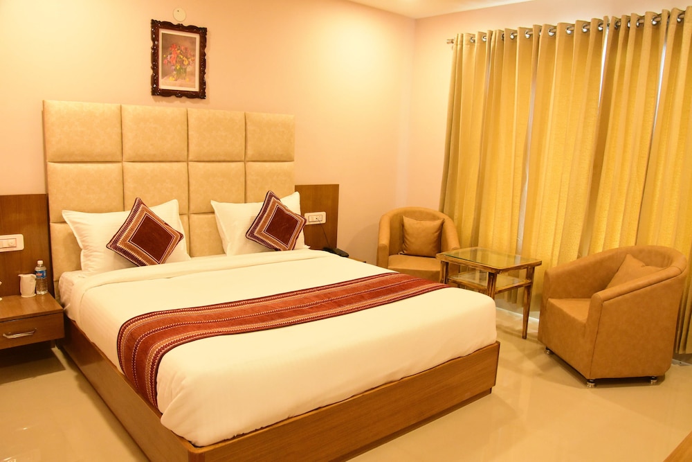 Executive Double Room, 1 King Bed (with Banganga / Helipad Drop) photo 3