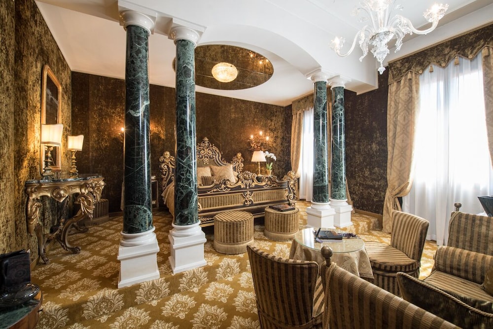 Exclusive Suite (on the side canal)