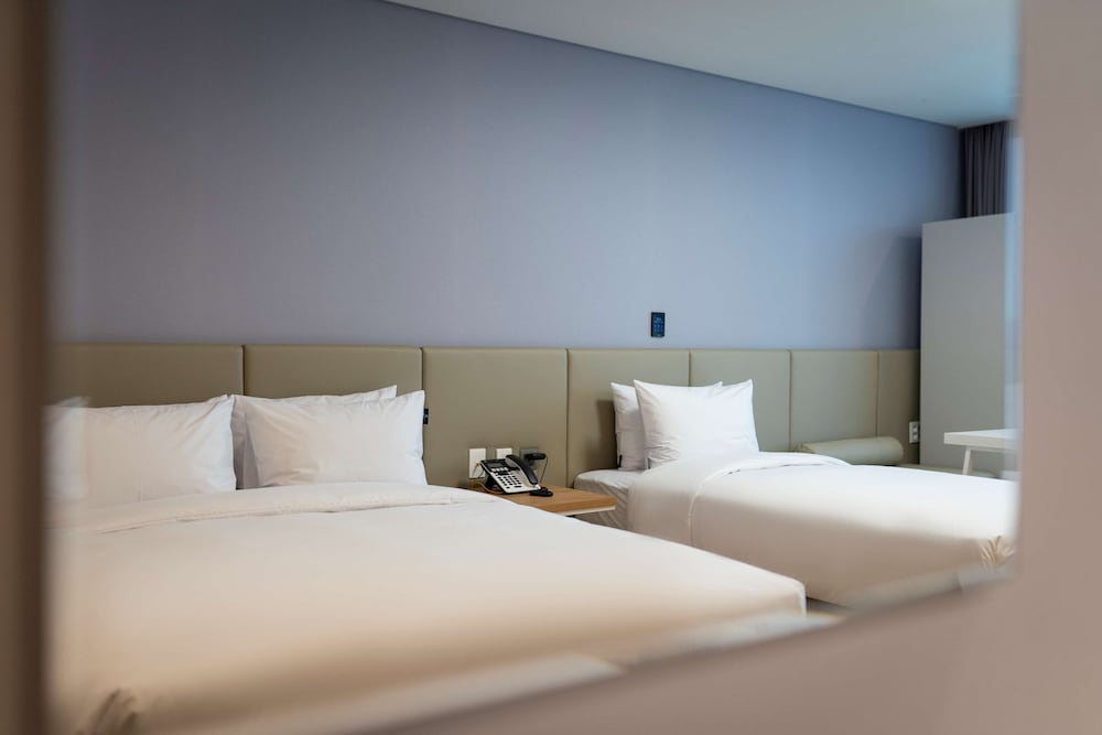 Deluxe Room, Multiple Beds, Non Smoking, Refrigerator & Microwave - Photo 7