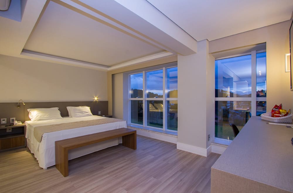 Superior Suite, 1 King Bed, Hot Tub