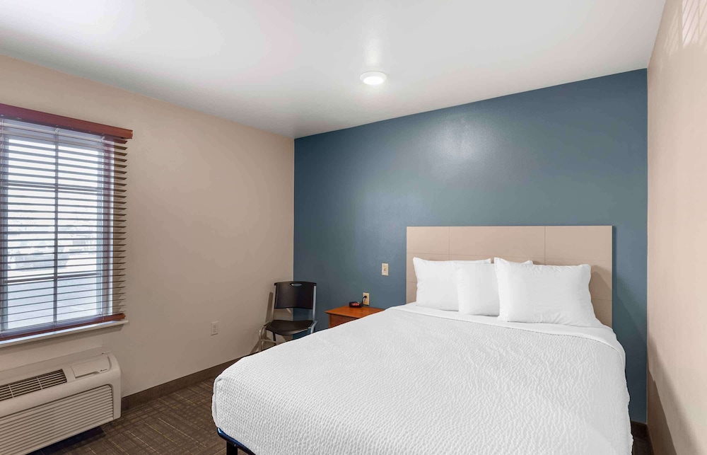 Standard Studio, 1 Queen Bed, Non Smoking, Refrigerator & Microwave photo 1