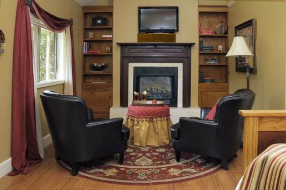 Luxury Suite, 1 King Bed, Private Bathroom (Victorian Suite - 1st Floor) photo 2