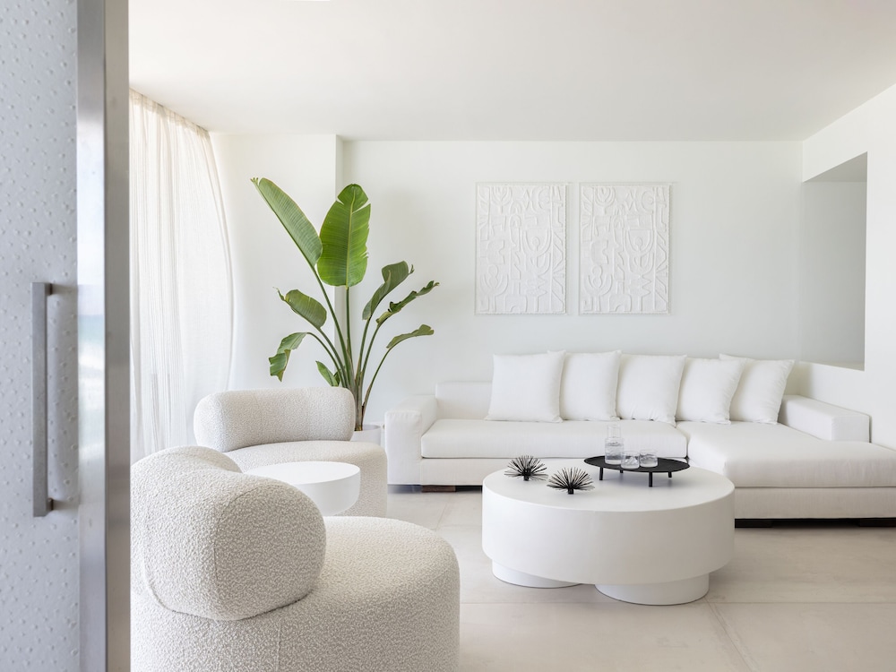 Amirandes White Suite