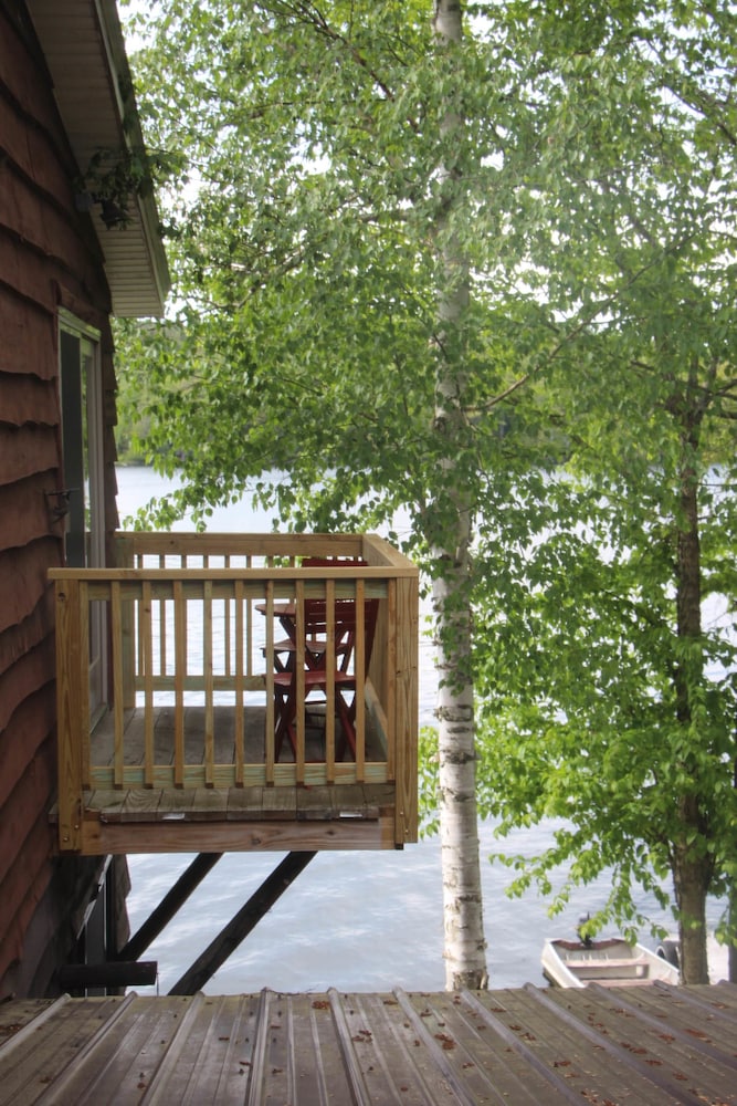 Deluxe Room, 1 Queen Bed, Balcony, Lake View (Eagle Room) photo 2