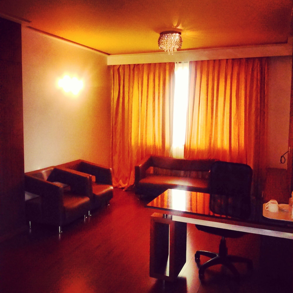Saffron Suite photo 3