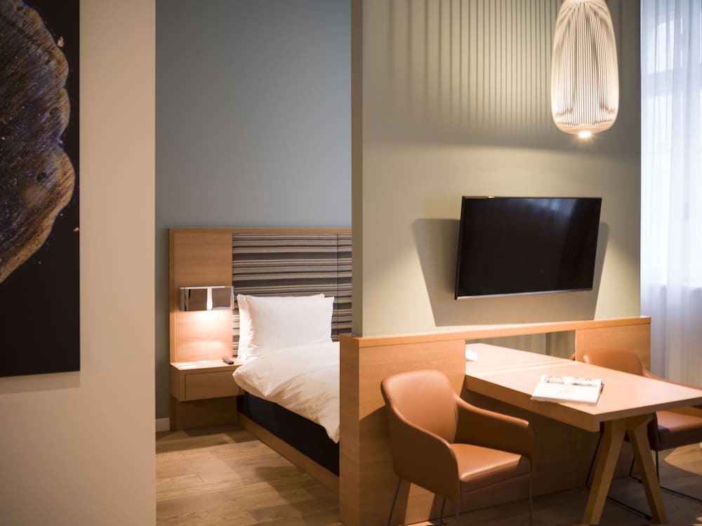 Studio Suite, 1 King Bed with Sofa bed thumbnail 6