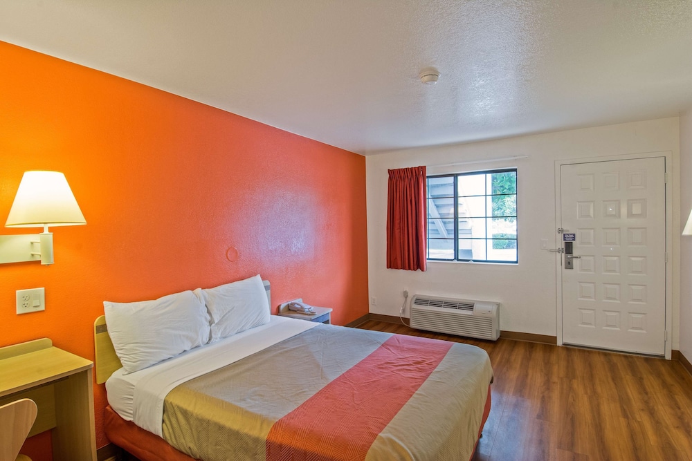 Premium Room, 1 Queen Bed, Non Smoking, Refrigerator photo 3