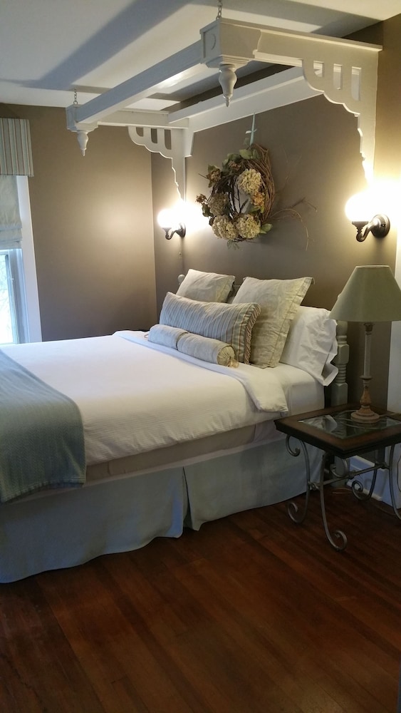 Superior Suite, 1 King Bed, Non Smoking (Hearthside) photo 2