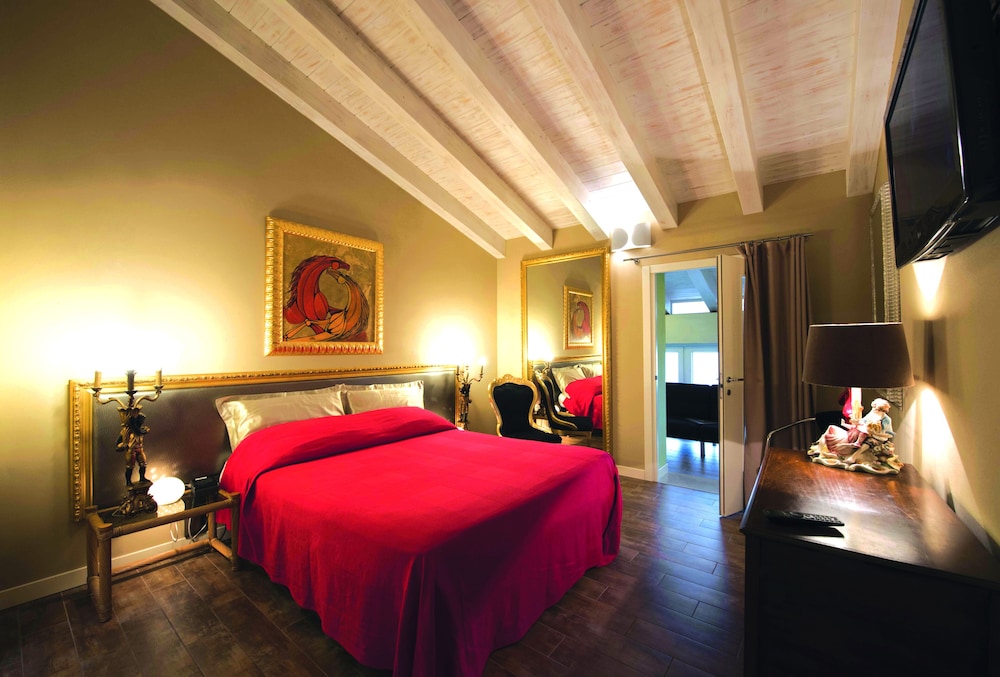 Royal Room, 2 Bedrooms, Private Bathroom, Tower (Calcatreppola)