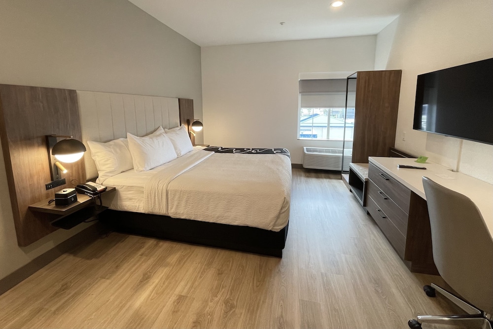 Room, 1 King Bed - Photo 3