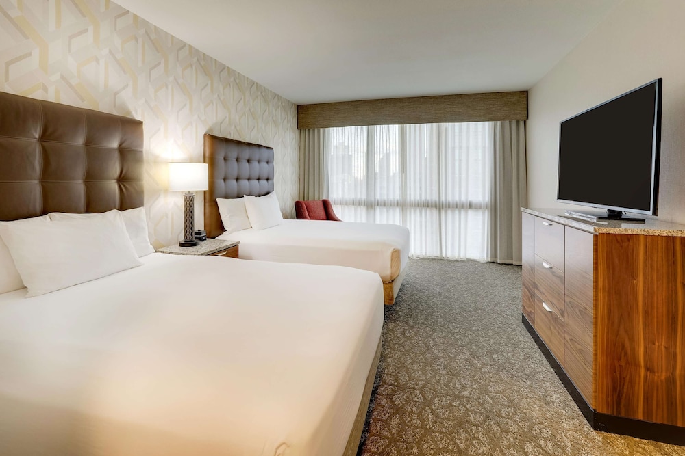 Suite, 2 Queen Beds, Refrigerator & Microwave (2 Rooms, Sofabed) photo 2