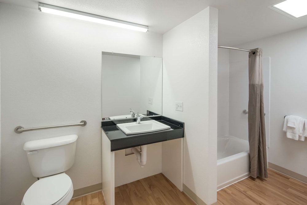 Deluxe Room, 1 King Bed, Non Smoking, Kitchenette photo 2