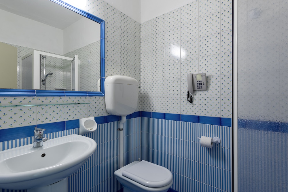 Standard Quadruple Room - Photo 6