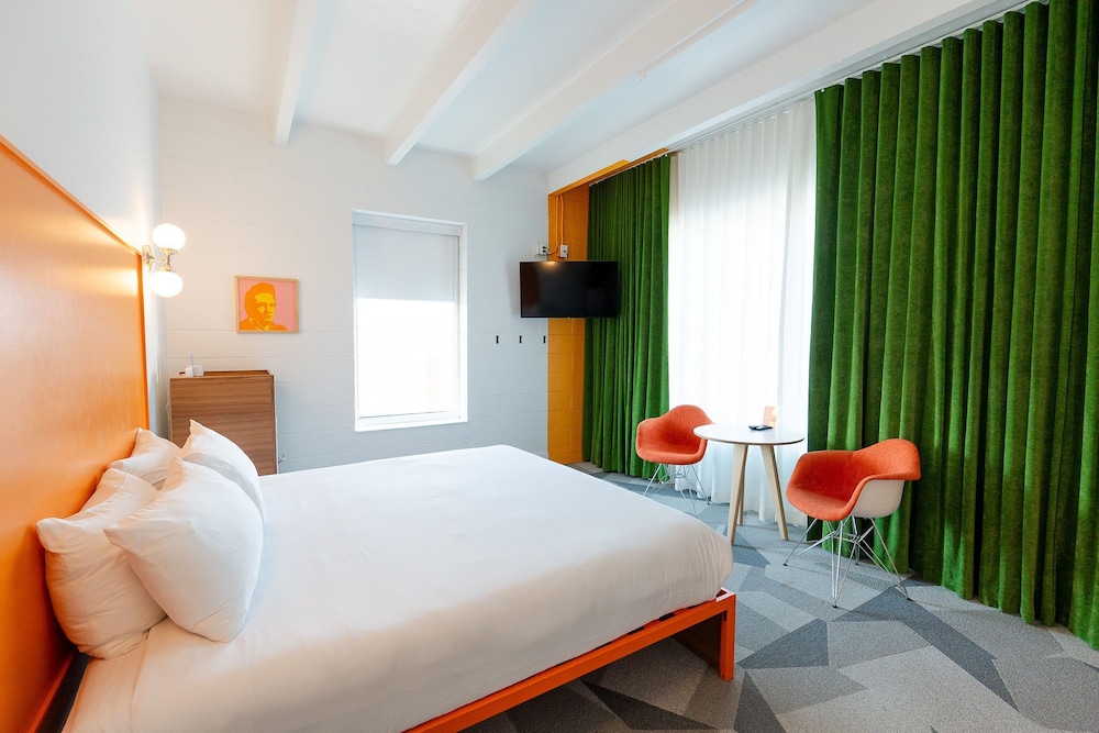 Room 320: Deluxe King