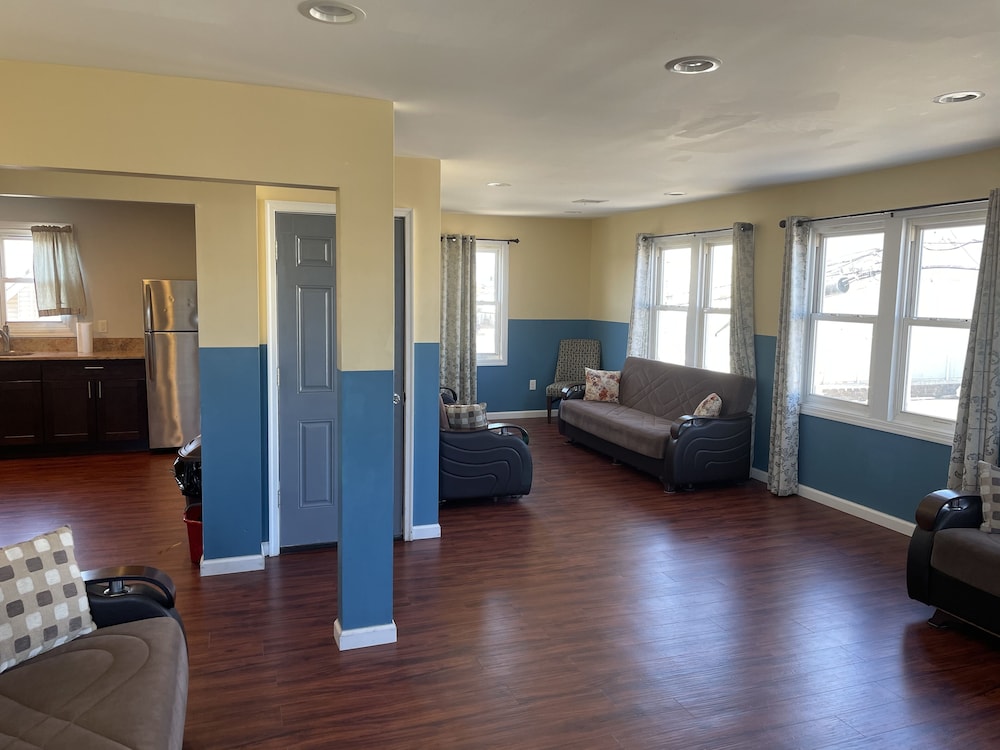 Newly Renovated 4 Bedroom Apartment - Photo 12