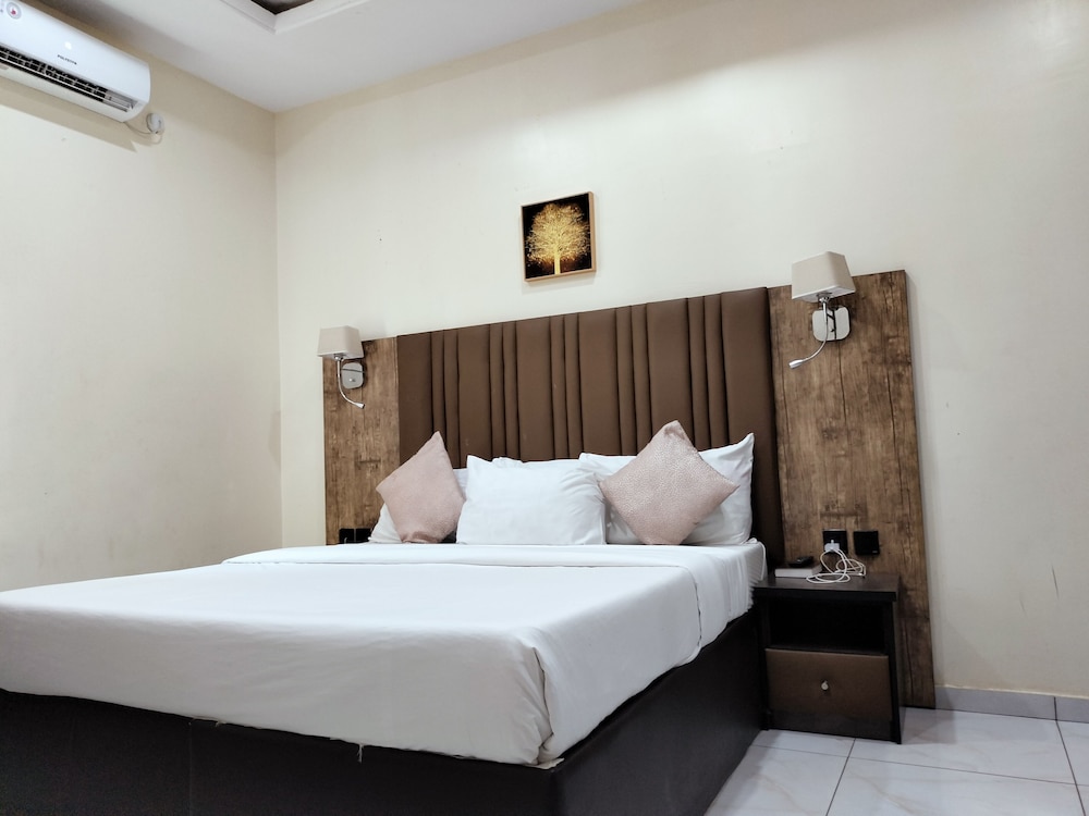Executive Suite - Photo 3