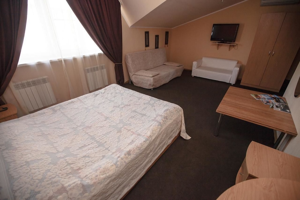 Studio, 1 Queen Bed With Sofa Bed photo 1