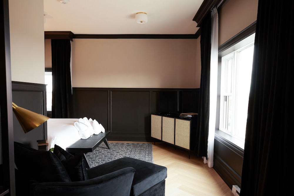 Grand Room, 1 King Bed, Balcony, City View photo 2