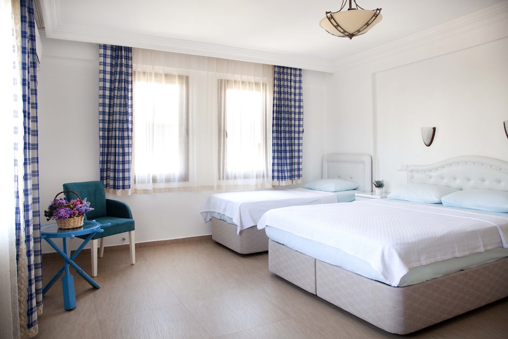 Standard Triple Room, Garden View photo 3