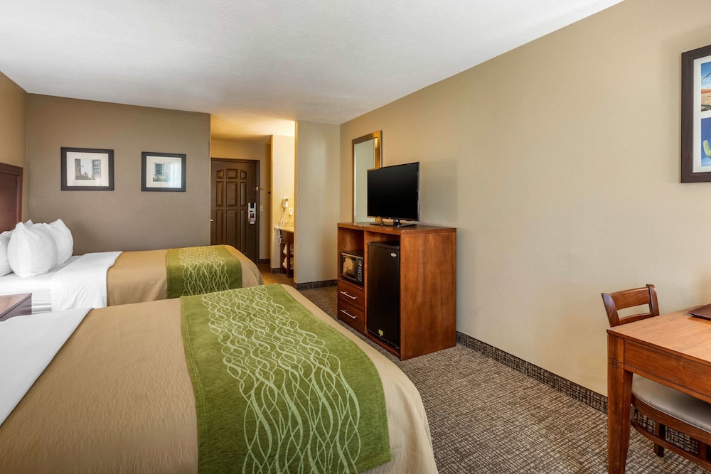 Standard Room, 2 Queen Beds, Non Smoking - Photo 4