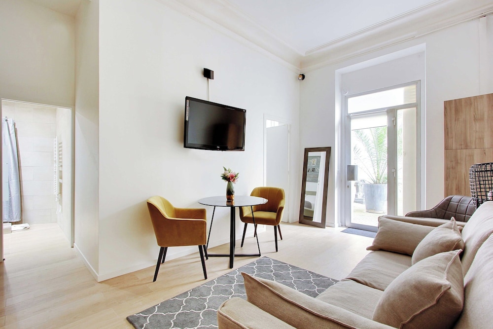 Apartment photo 2