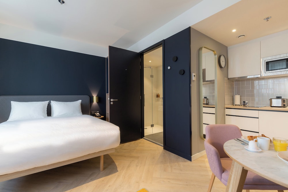 Studio Suite, 1 Queen Bed, Kitchen photo 3