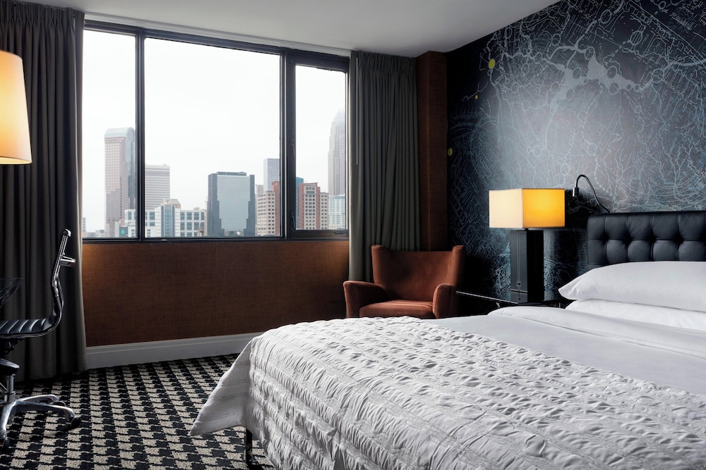 Deluxe Room, 1 King Bed, City View photo 2