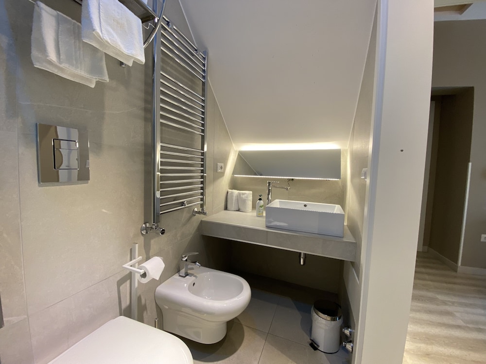 Deluxe Double or Twin Room - Photo 14