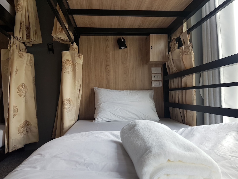 Private 4 Bed Dormitory with Shared Bathroom photo 3