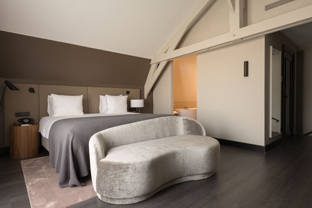 Jean Suite photo 1
