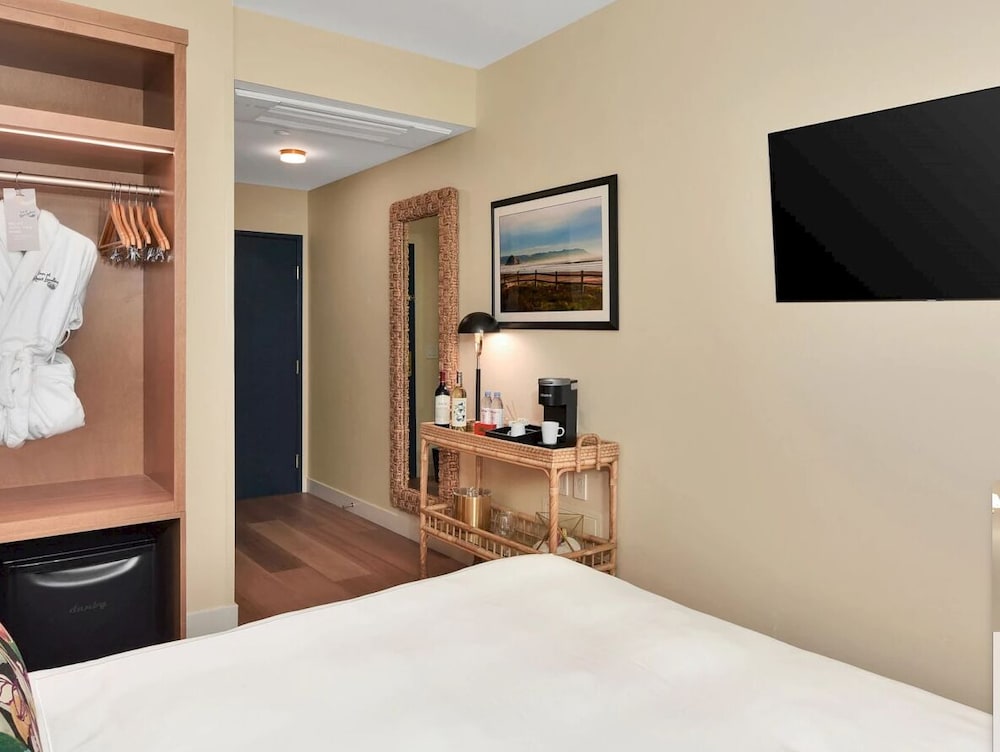 Double Room, Private Bathroom (QUEEN BED - Town View) photo 2