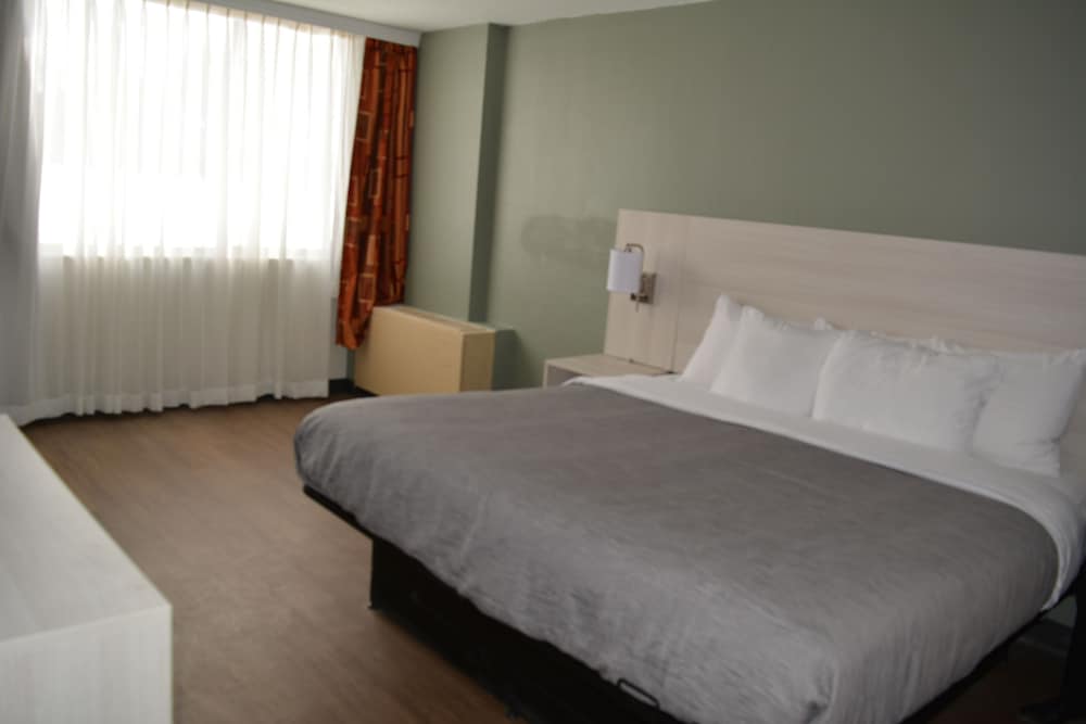Standard Room, 1 King Bed, Non Smoking - Photo 3