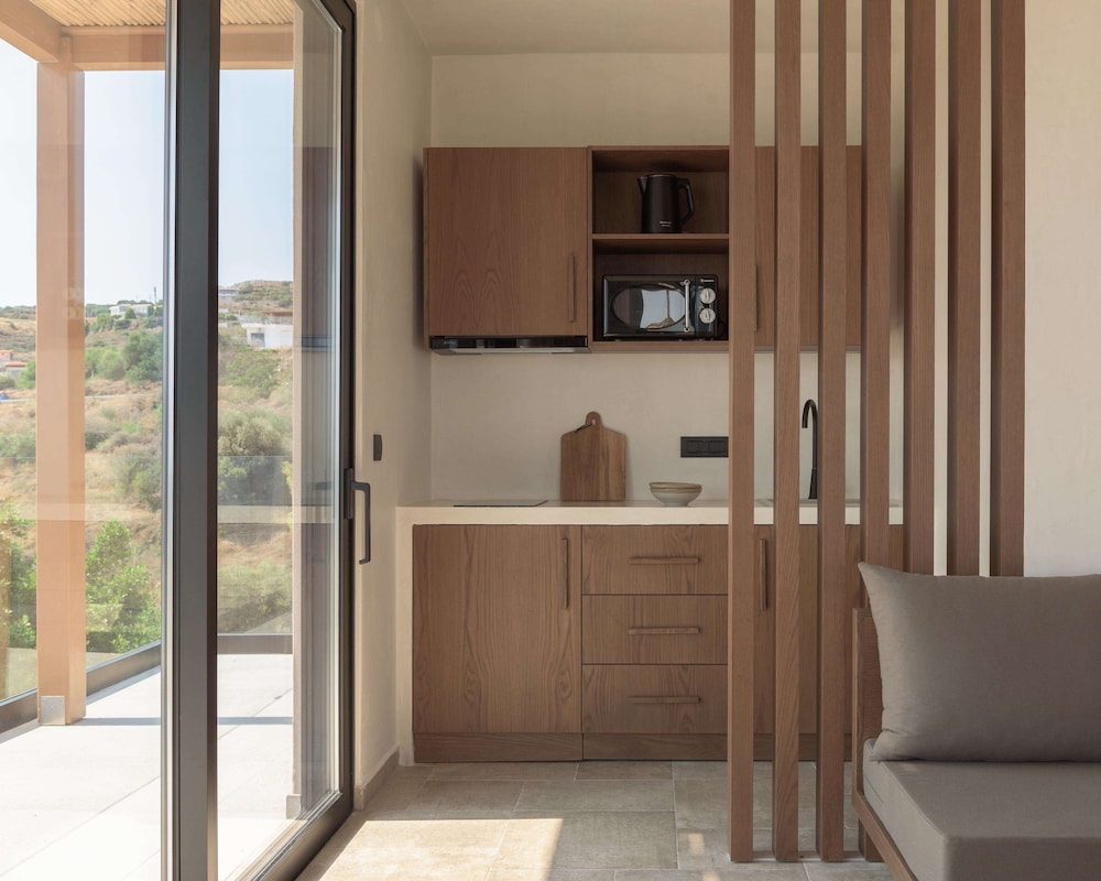 Hilltop Executive Suite with Jacuzzi and Private Pool, Panoramic Sea View - Adults Only - Photo 11