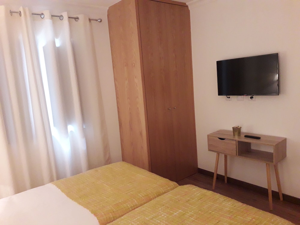 Deluxe Double or Twin Room, 2 Twin Beds, Private Bathroom (2) photo 2