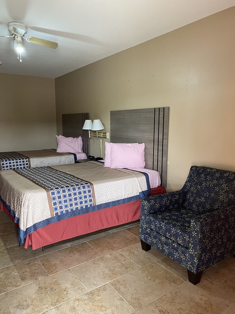 Deluxe Room, 2 Queen Beds, Pool View photo 2